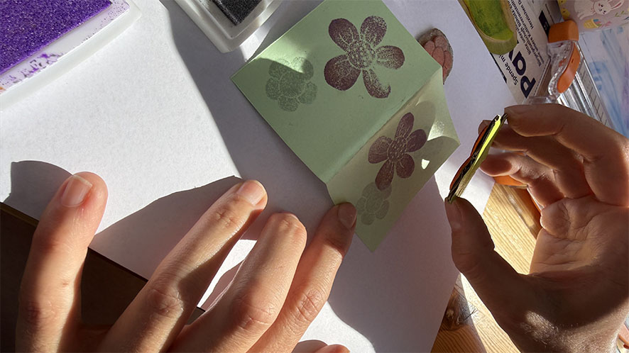 Fotoimpression aus einem mehrstündigen Workshop mit DIY-Stempeln aus Moosgummi